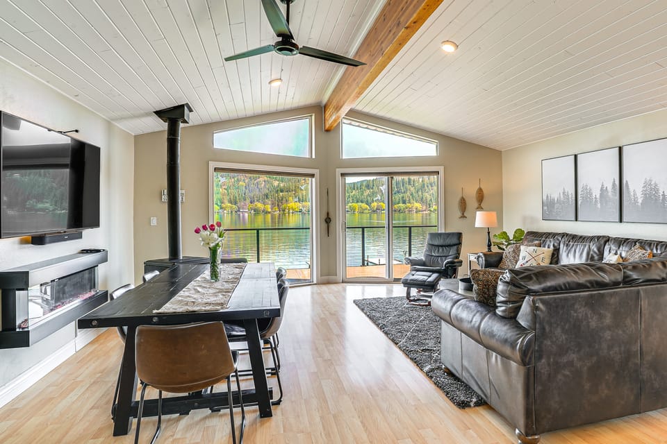 Lakefront Retreat w/ Kayaks, Paddle Boards & Deck! House in Washington