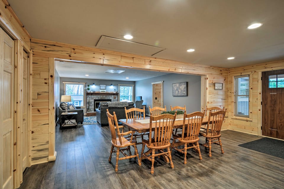 All Season Big Bear Lake House, Walk to Beach Cottage in Michigan
