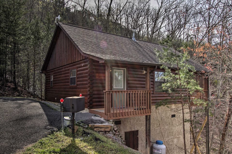 Hidden Springs Cabin w/ Hot Tub, 2 Mi to Dollywood House in Sevier County