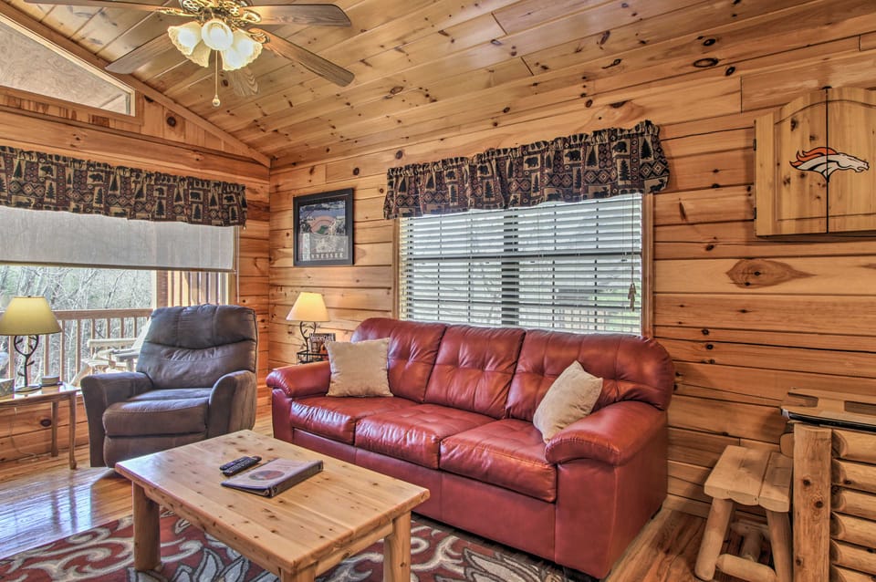 Hidden Springs Cabin w/ Hot Tub, 2 Mi to Dollywood House in Sevier County