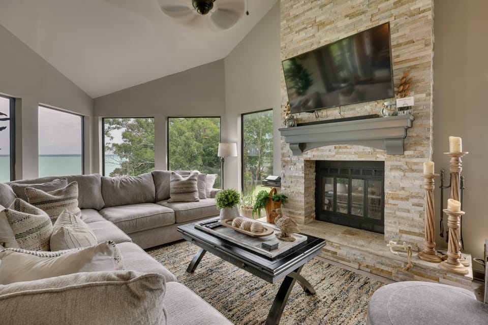 Lakehouse: Hot Tub, Waterslide, Game Room & Kayaks House in Lake Livingston