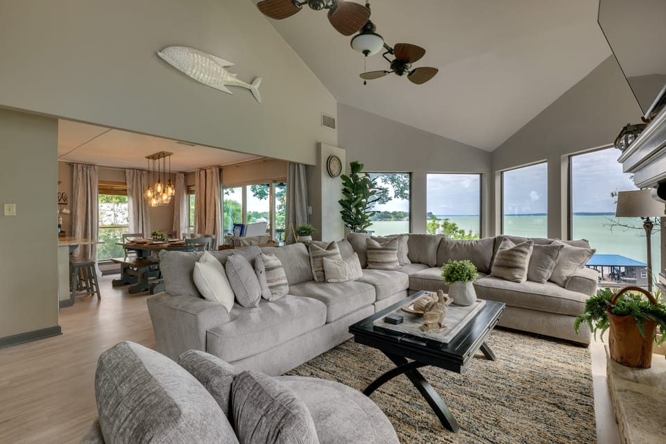 Lakehouse: Hot Tub, Waterslide, Game Room & Kayaks House in Lake Livingston