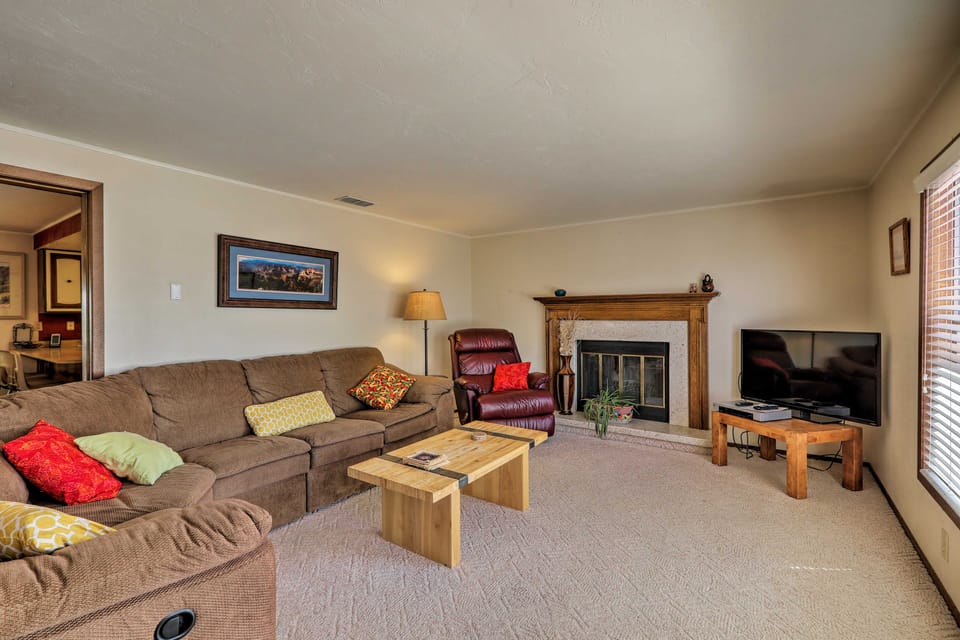 Walk to Rim View Trail: Page Home w/ Deck & Yard House in Page