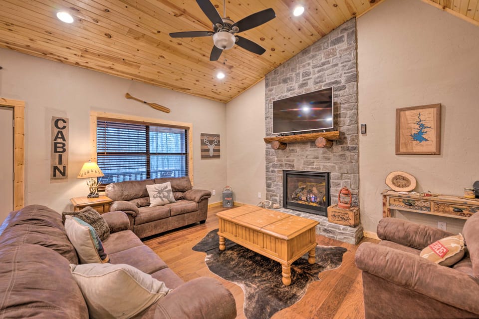 Cabin w/ Hot Tub & Grill - 6 Mi to Broken Bow Lake House in Oklahoma