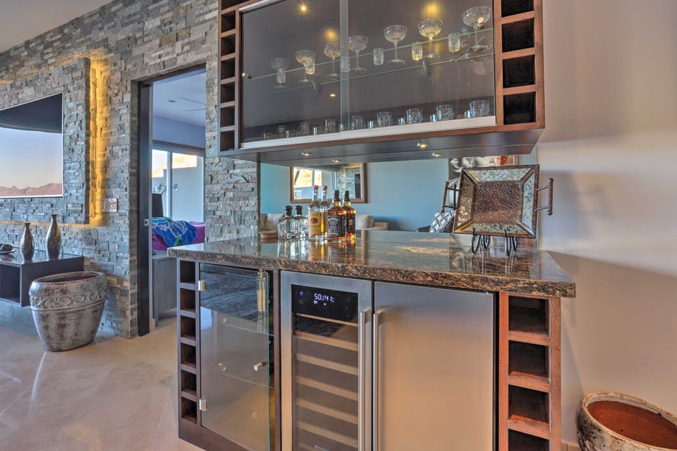 Luxe Mtn Top Retreat w/ Pool Access & Sea View! Apartment in Cabo San Lucas