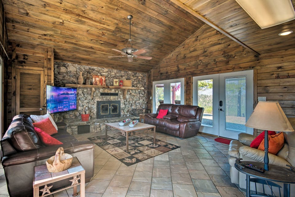 Broken Bow Mountaintop Home w/ Hot Tub! House in Oklahoma