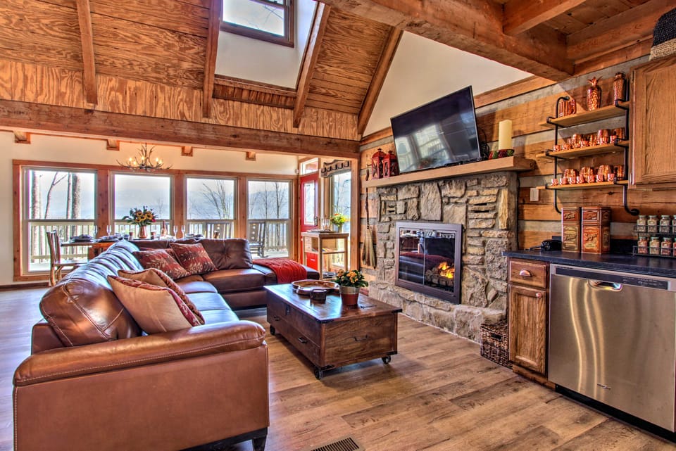Panoramic-View Gatlinburg Cabin w/ Private Hot Tub House in Gatlinburg