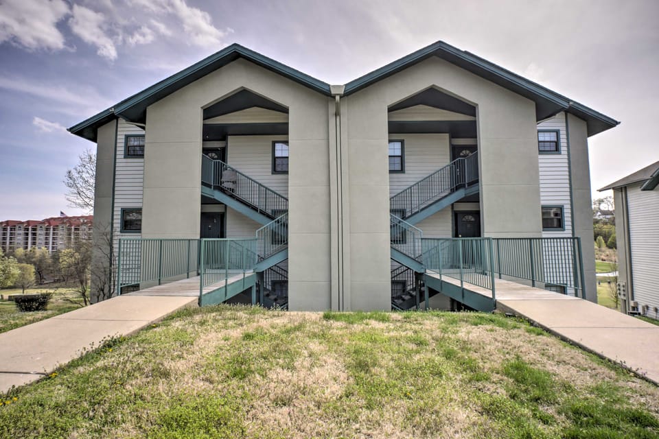 < 1 Mi to Strip! Golfer's Oasis w/ Pool in Branson Apartment in Branson