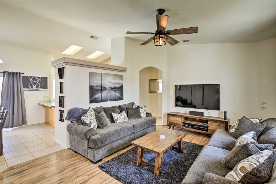 Elegant Lake Havasu Getaway w/ Pool - 3 Mi to Lake House in Lake Havasu City