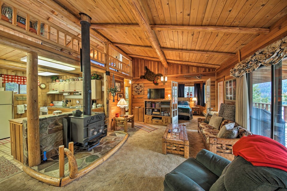 Private 'Yaak River Hideaway' w/ Deck & Mtn Views! House in Idaho
