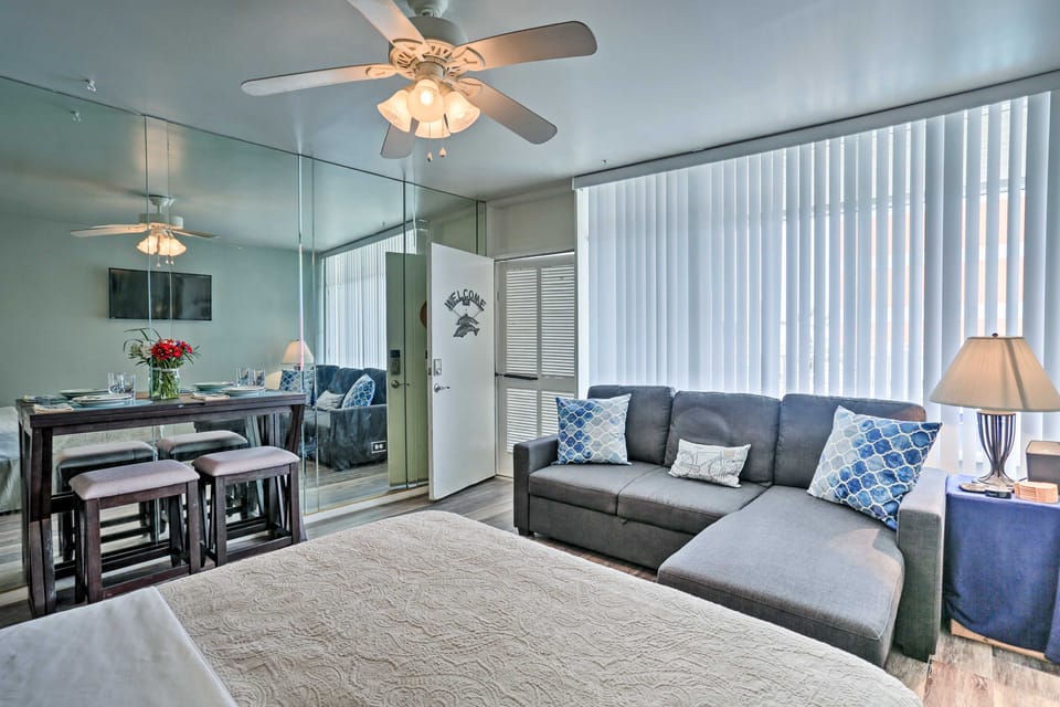 Virginia Beach Studio w/ Balcony + Pool View! Apartment in Virginia Beach