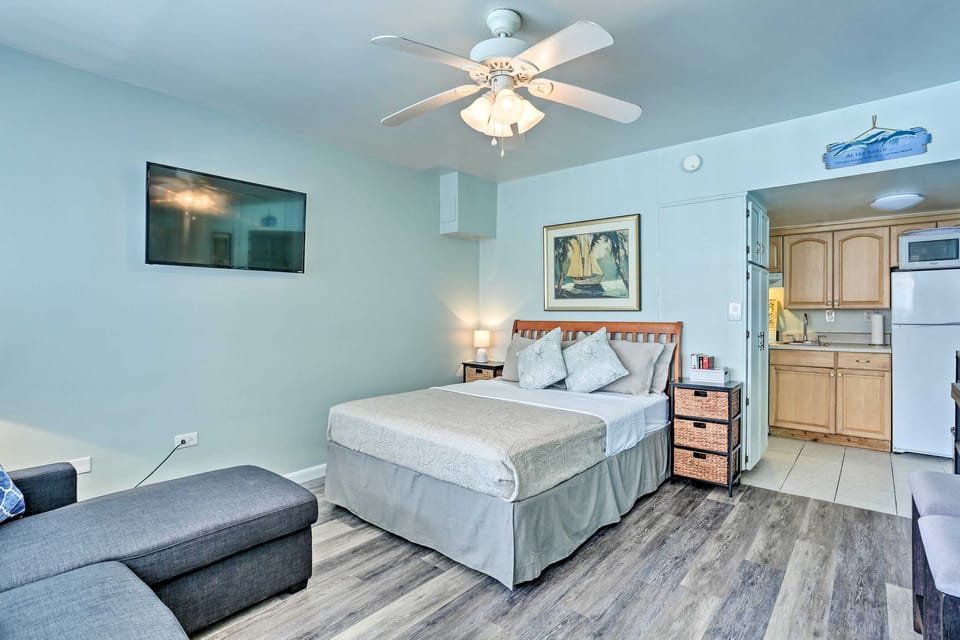 Virginia Beach Studio w/ Balcony + Pool View! Apartment in Virginia Beach