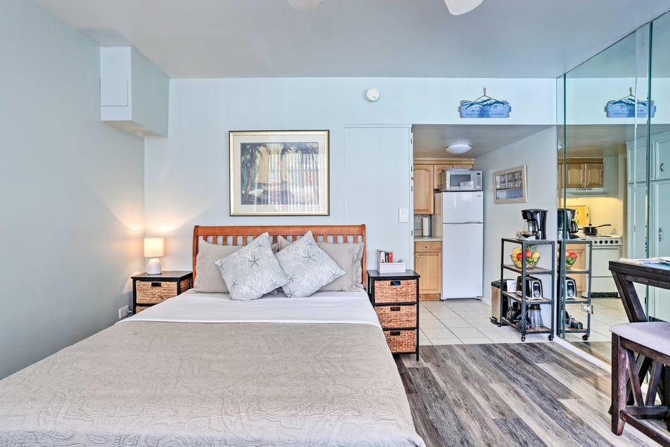 Virginia Beach Studio w/ Balcony + Pool View! Apartment in Virginia Beach