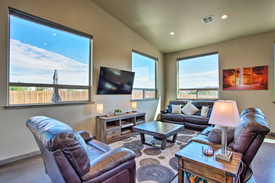 Upscale Moab Townhome w/ Hot Tub: 20 Min to Arches Apartment in Utah