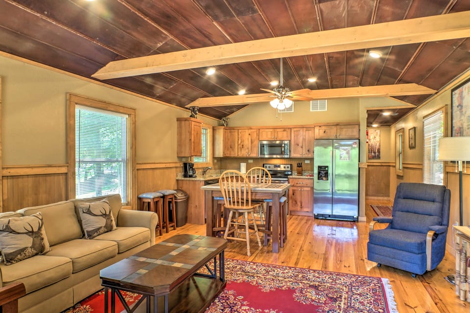 The Treehouse at Kudzu Cove Cabins Resort House in Guntersville Lake