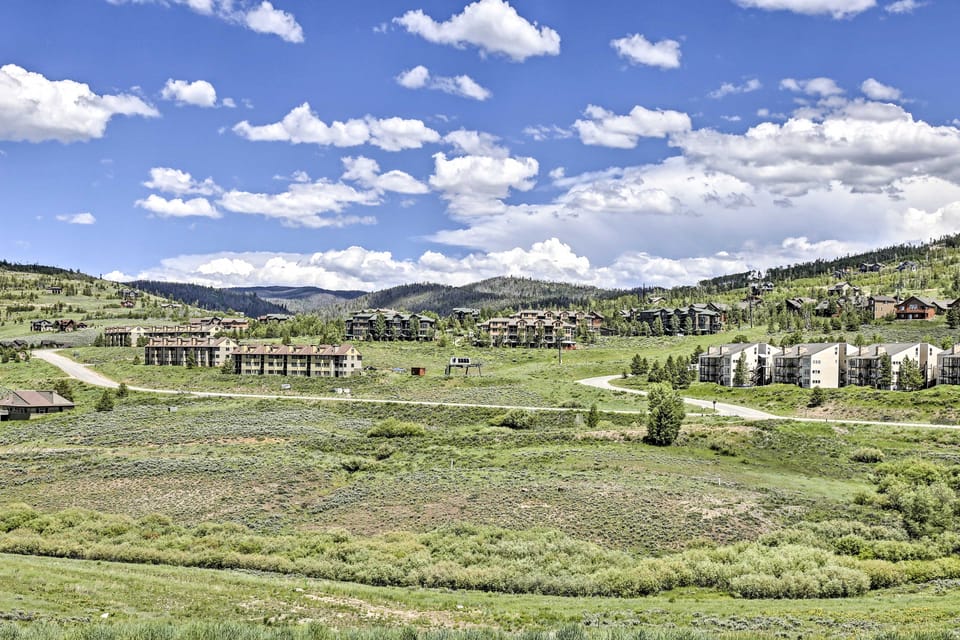 Walk to Ski Lift: Mtn-View Granby Ranch Condo Apartment in Granby