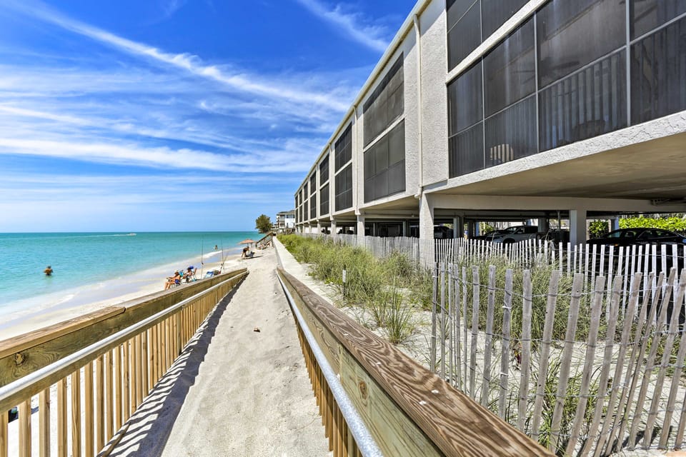 Beachfront Englewood Condo w/ Community Pool! Apartment in Manasota Key