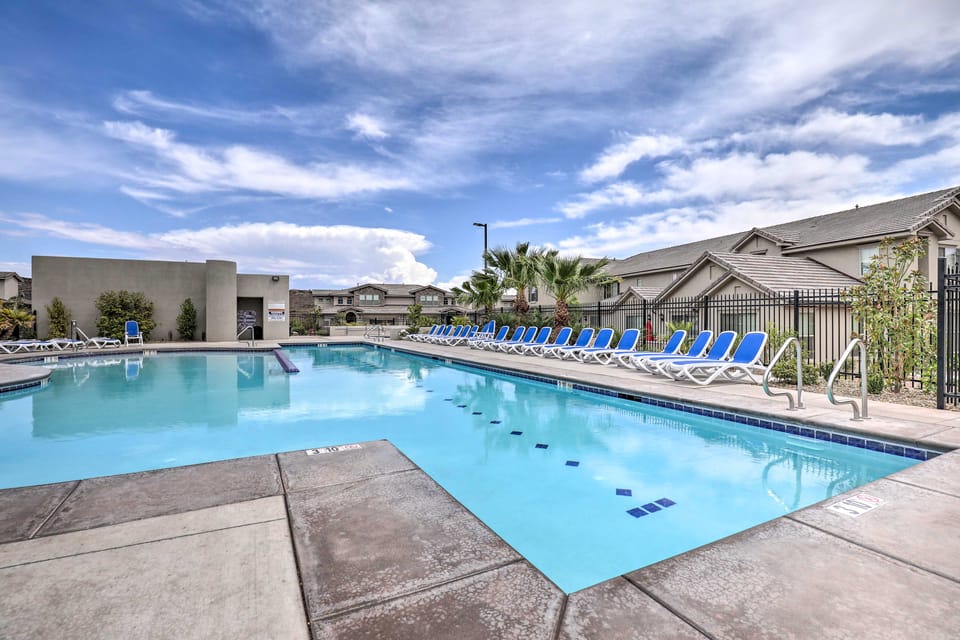 Desert Rose Townhome: 35 Mi to Zion & State Parks Apartment in Washington