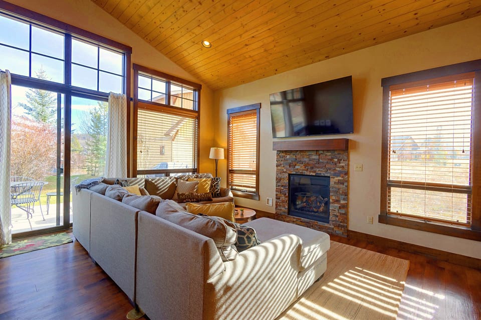 Mtn-View Fraser Home w/ Hot Tub - Near Skiing! House in Fraser