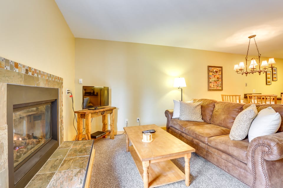 Cozy Winter Park Condo w/ Hot Tub & Shuttle! Apartment in Fraser