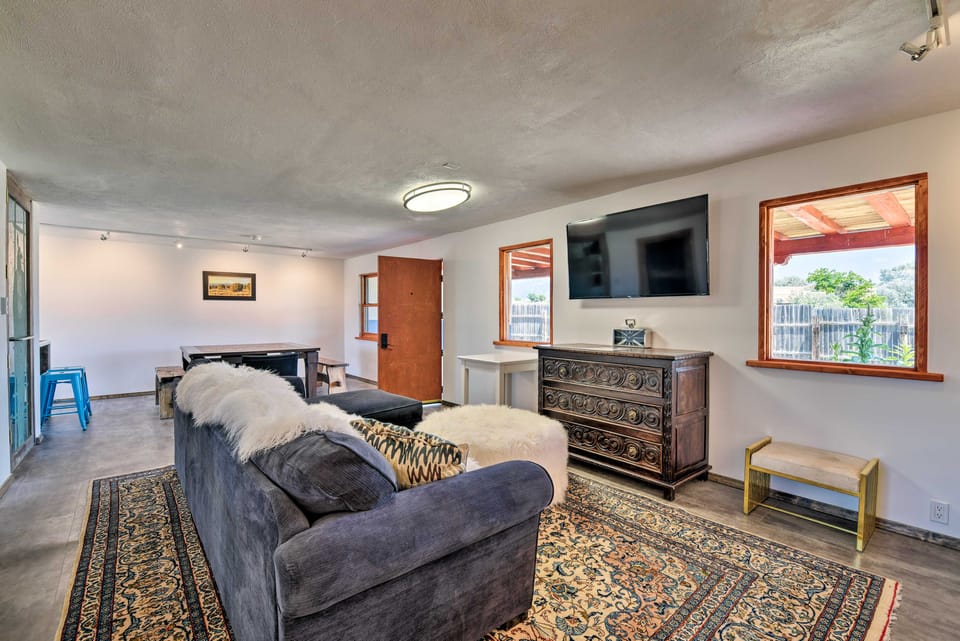Chic Studio w/ Grill - 25 Mins to Taos Ski Valley! Apartment in New Mexico