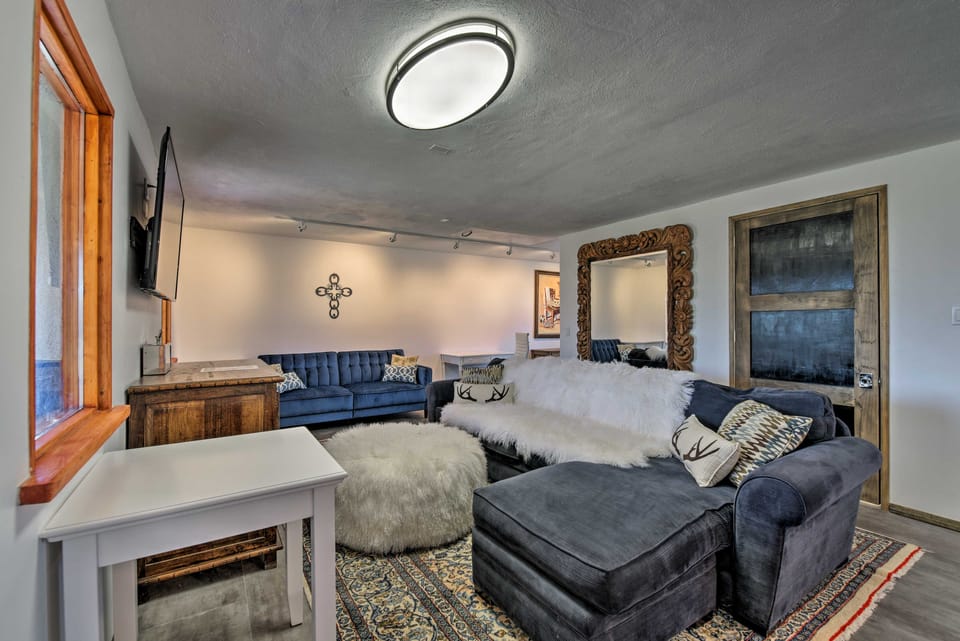 Chic Studio w/ Grill - 25 Mins to Taos Ski Valley! Apartment in New Mexico