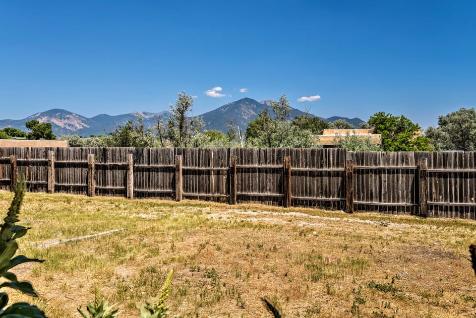 Chic Studio w/ Grill - 25 Mins to Taos Ski Valley! Apartment in New Mexico