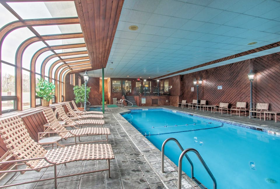 Lincoln Resort Condo w/ Pool Access - Near Hiking! Apartment in Woodstock