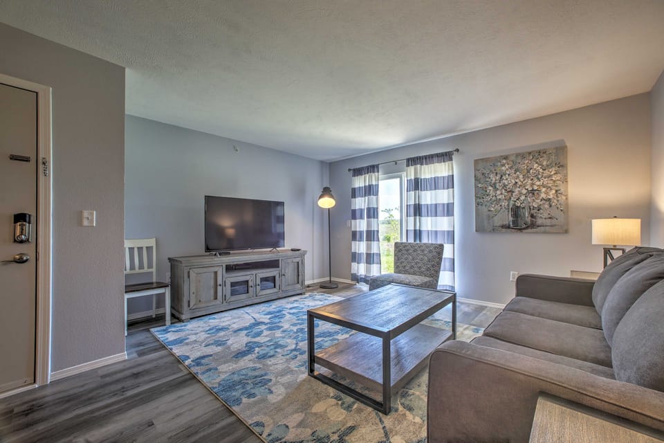 Cozy Condo w/ Pool Access in the Heart of Branson! Apartment in Branson