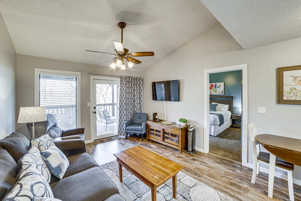 Family-Friendly Condo: 1 Mi to Silver Dollar City! Apartment in Table Rock Lake
