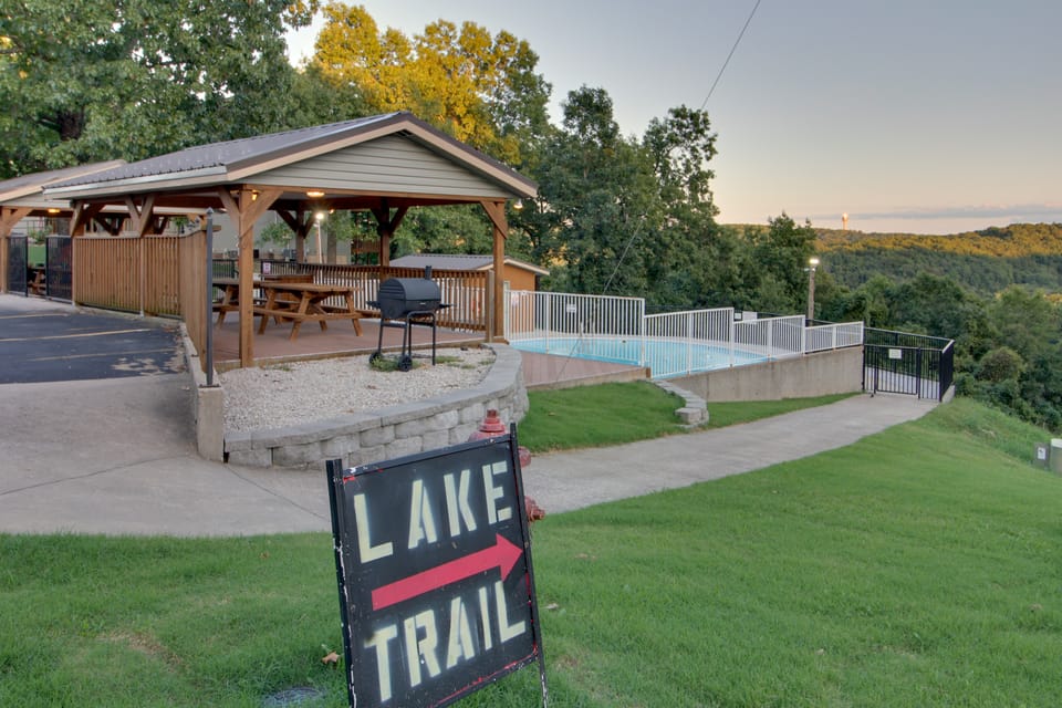 Family-Friendly Condo: 1 Mi to Silver Dollar City! Apartment in Table Rock Lake