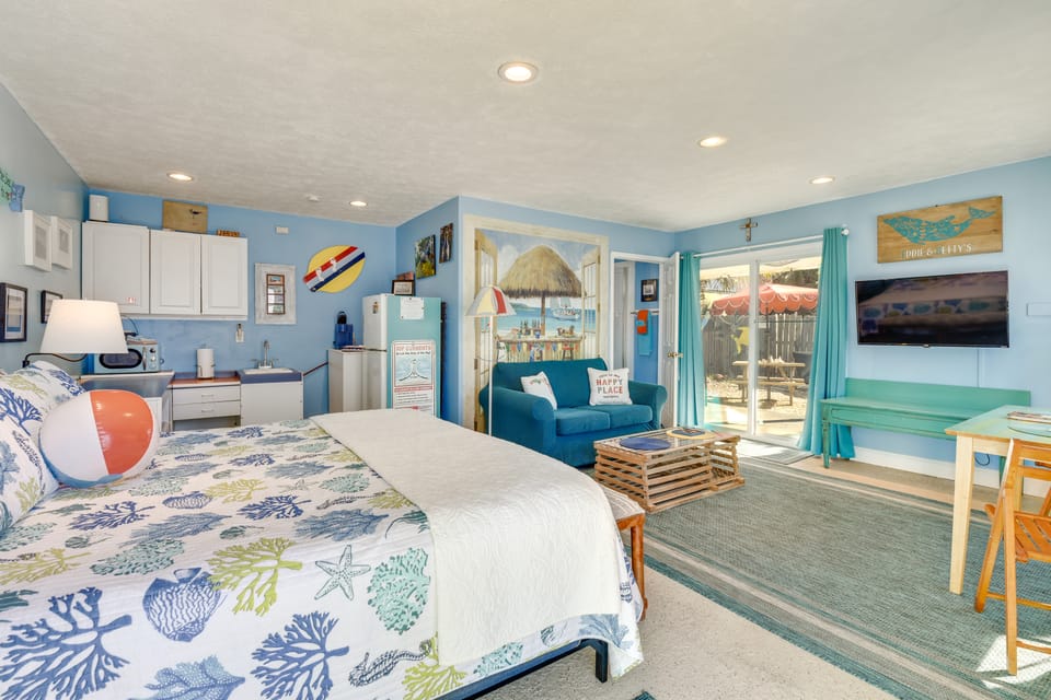PCB Studio w/ Private Patio: Steps to Beach! Apartment in Lower Grand Lagoon