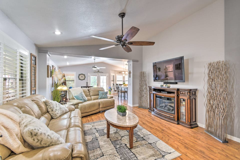 Patio & Grilling Station: Family Home in Glendale House in Phoenix