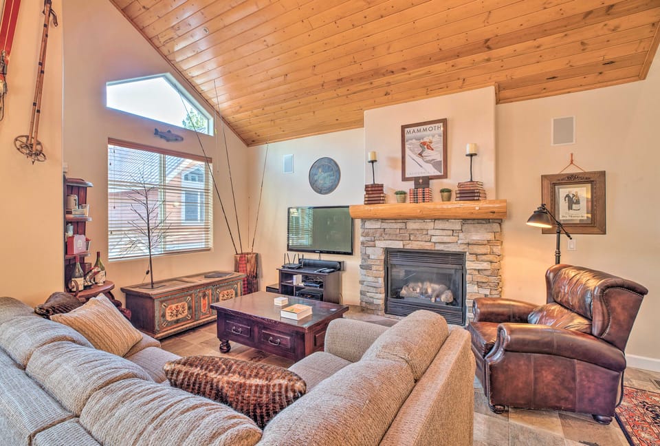 Mammoth Lakes Townhome - 10-Min Walk to Village! Apartment in Mammoth Lakes
