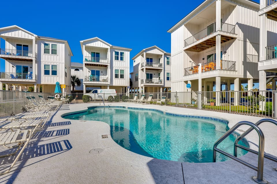 Gulf Shores Home w/ Shared Pool, 2 Blocks to Beach Cottage in Gulf Shores