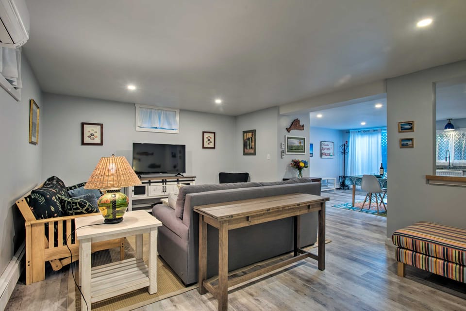 Martha's Vineyard Apt ~ 1 Mile to Inkwell Beach! Apartment in Tisbury