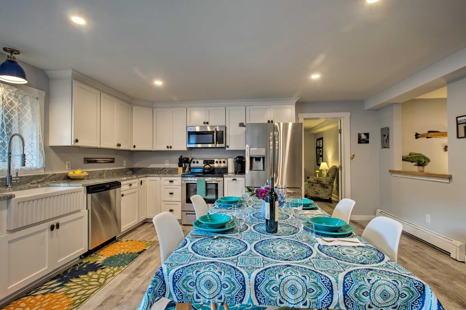 Martha's Vineyard Apt ~ 1 Mile to Inkwell Beach! Apartment in Tisbury