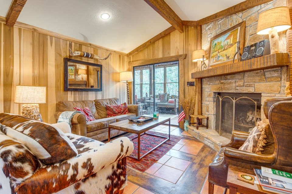 Access to Lake & Pool! Sapphire Resort Retreat House in Tennessee