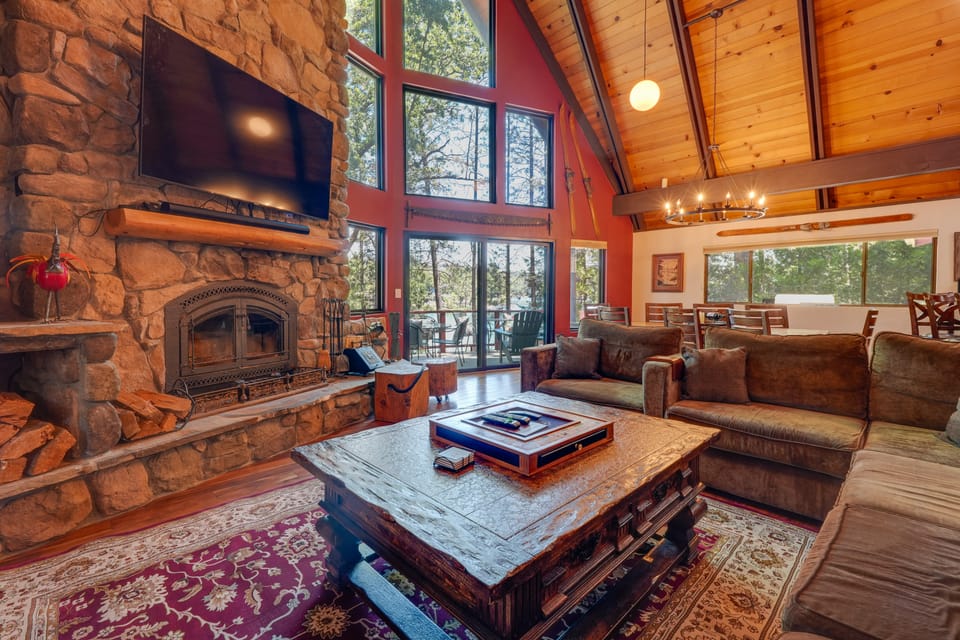 Game Room! Group Lake House, 25 Mi to Yosemite House in Groveland