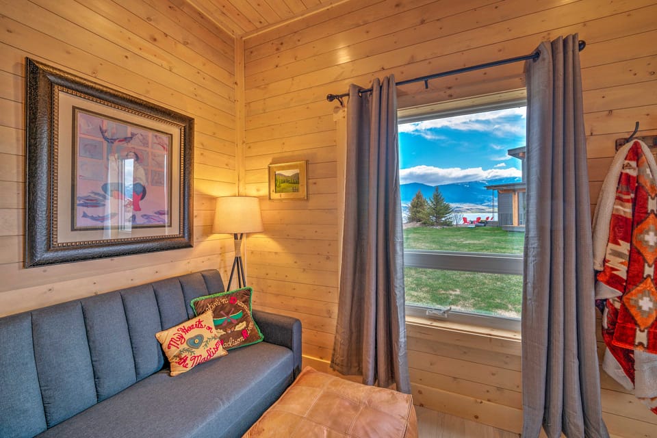 Ennis Lake Studio w/ Kayak, Pool & Fire Pit! Apartment in Idaho