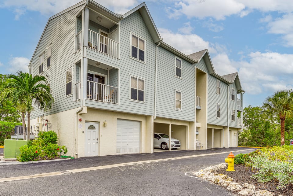 Pool Access, Walk to Manatee Beach: Coastal Condo Apartment in Holmes Beach