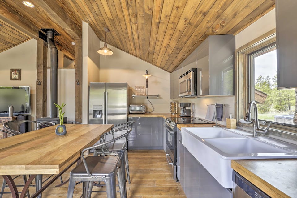 Updated Cabin w/ Hot Tub ~ 11 Mi to Winter Park! House in Colorado