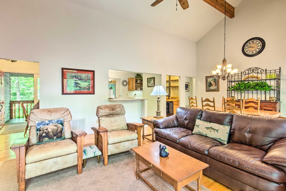 1 Mi to Marina: Lake Toxaway Cabin w/ Fire Pit House in Tennessee