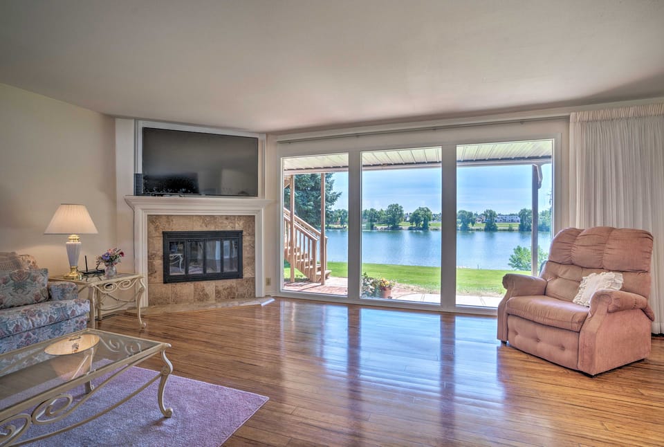 Lake House w/ Hot Tub - 1 Mi to Surf 'n Slide House in Moses Lake