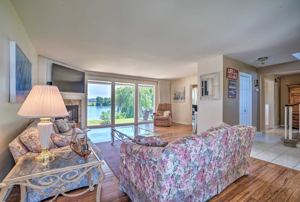 Lake House w/ Hot Tub - 1 Mi to Surf 'n Slide House in Moses Lake