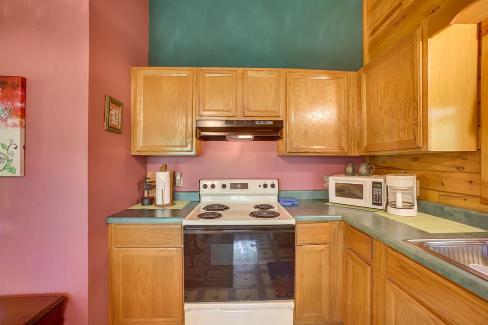 Eureka Springs Studio w/ Deck, Views & BBQ! Apartment in Eureka Springs