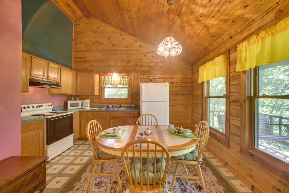 Eureka Springs Studio w/ Deck, Views & BBQ! Apartment in Eureka Springs