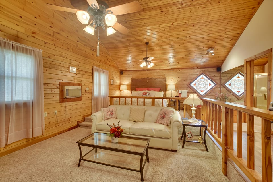 Studio w/ Deck: Near Thorncrown Chapel & Lakes House in Eureka Springs