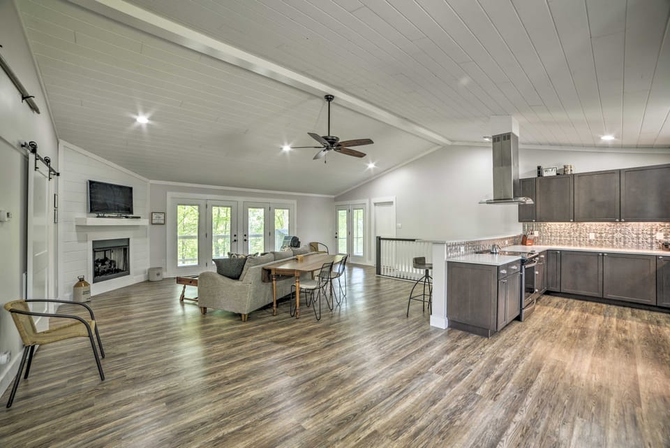 Lake Barkley Waterfront Home w/ Deck & Boat Dock! House in Lake Barkley