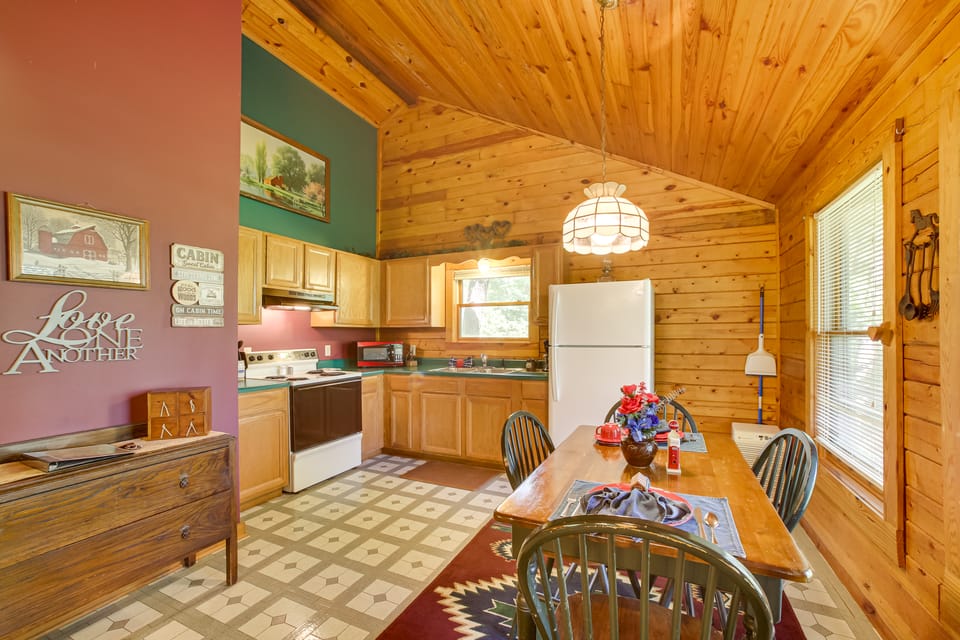 Secluded Studio w/ Deck ~ 8 Miles to Beaver Lake! House in Eureka Springs